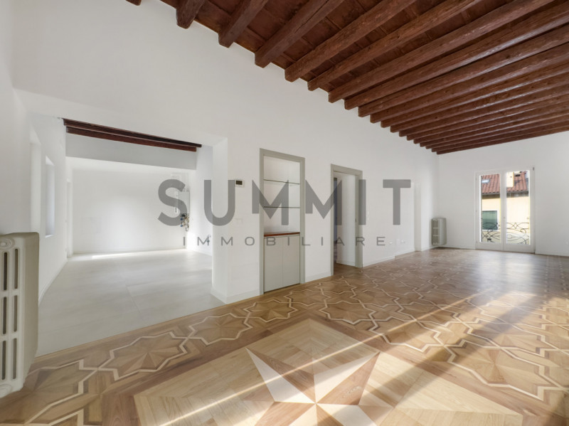 SCHIO - CENTRO: elegante BICAMERE di ampie metrature disposto tutto su un piano in prestigioso pa...