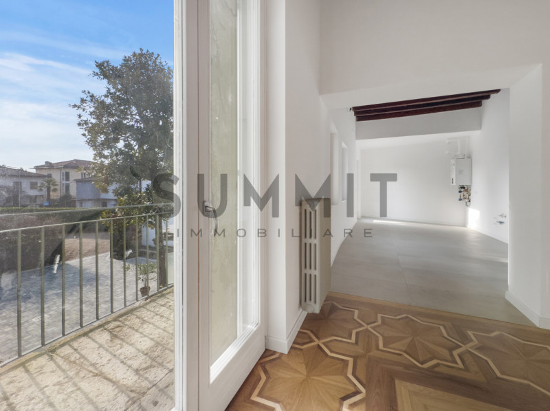 SCHIO - CENTRO: elegante BICAMERE di ampie metrature disposto tutto su un piano in prestigioso pa...