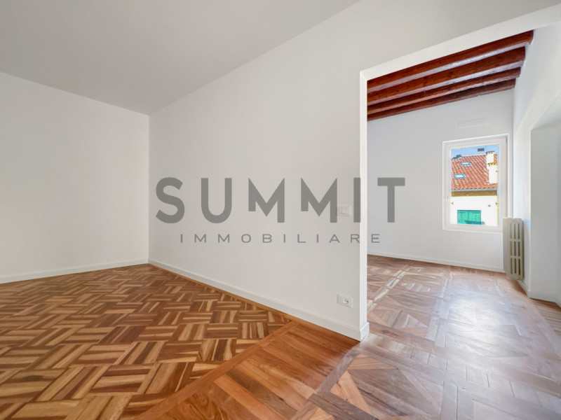 SCHIO - CENTRO: elegante BICAMERE di ampie metrature disposto tutto su un piano in prestigioso pa...