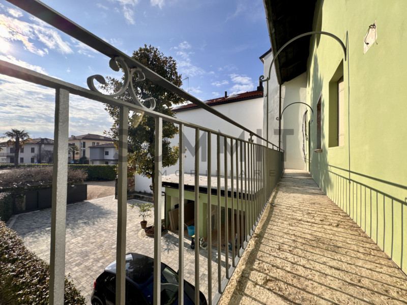 SCHIO - CENTRO: elegante BICAMERE di ampie metrature disposto tutto su un piano in prestigioso pa...