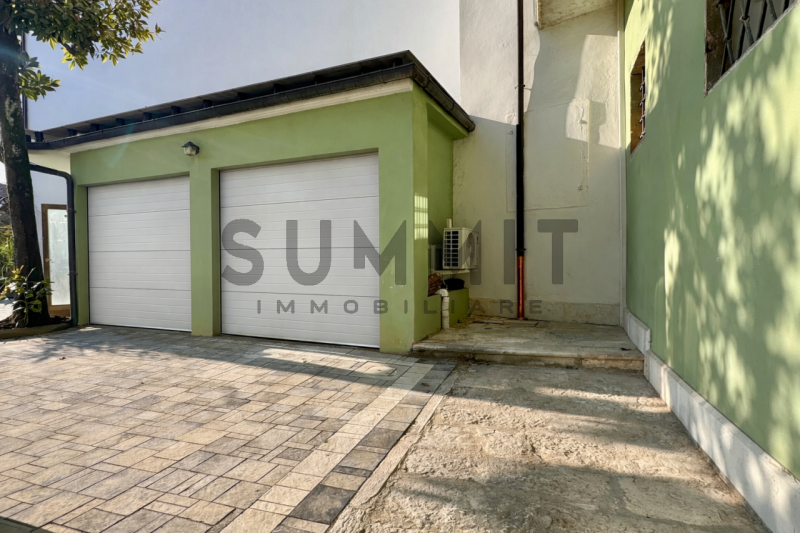 SCHIO - CENTRO: elegante BICAMERE di ampie metrature disposto tutto su un piano in prestigioso pa...