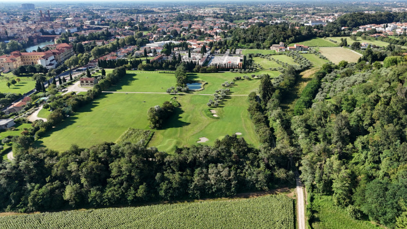 Rif.BC244 (per info +39 3939878704 Daniel)

Siamo lieti di proporre una splendida villa singola i...