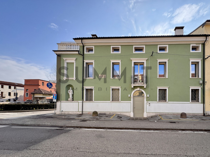 SCHIO - CENTRO: elegante ATTICO BICAMERE di ampie metrature disposto tutto su un piano in prestig...