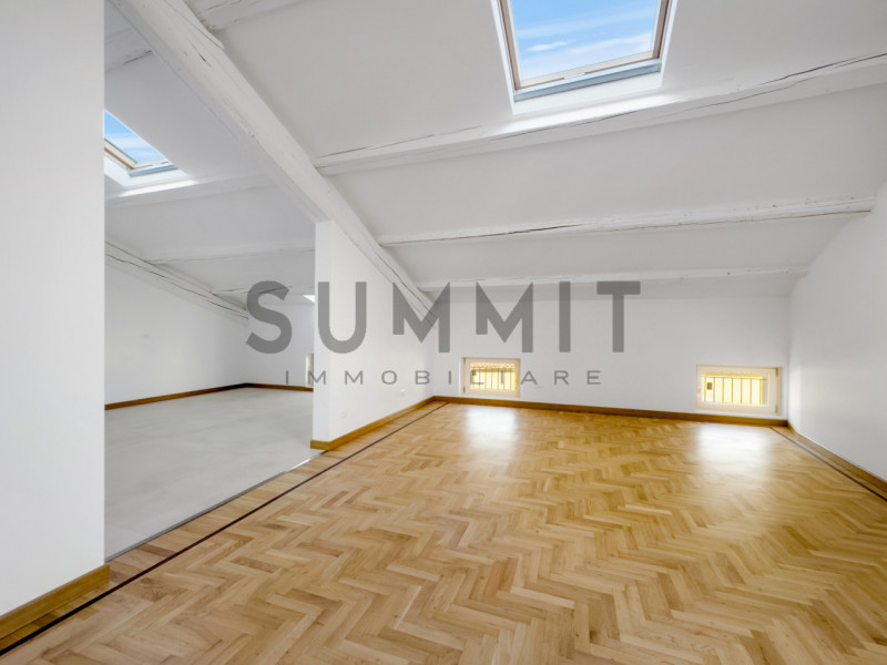 SCHIO - CENTRO: elegante ATTICO BICAMERE di ampie metrature disposto tutto su un piano in prestig...