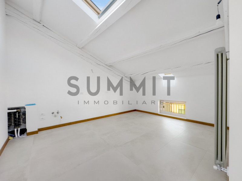 SCHIO - CENTRO: elegante ATTICO BICAMERE di ampie metrature disposto tutto su un piano in prestig...