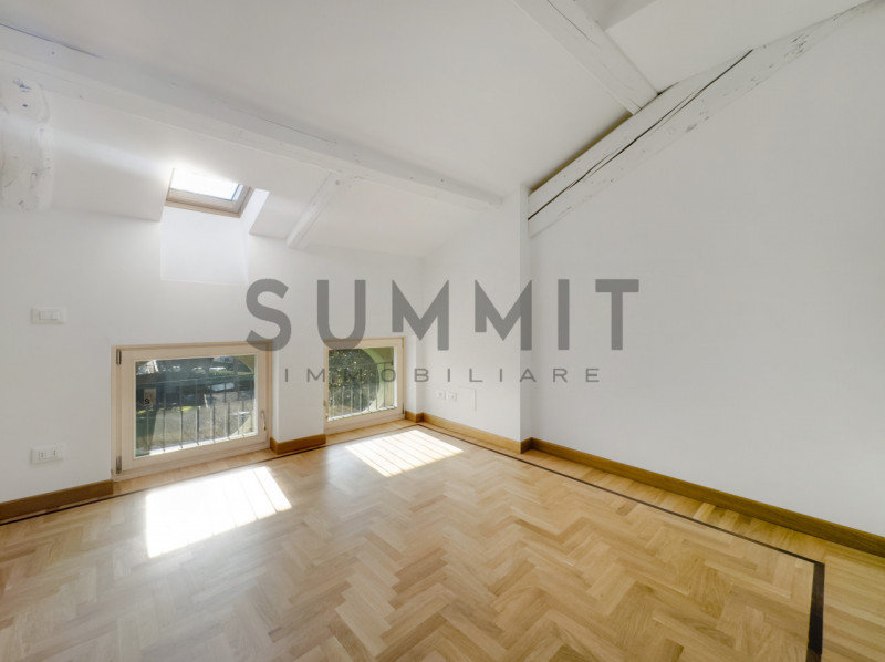 SCHIO - CENTRO: elegante ATTICO BICAMERE di ampie metrature disposto tutto su un piano in prestig...