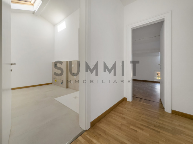 SCHIO - CENTRO: elegante ATTICO BICAMERE di ampie metrature disposto tutto su un piano in prestig...