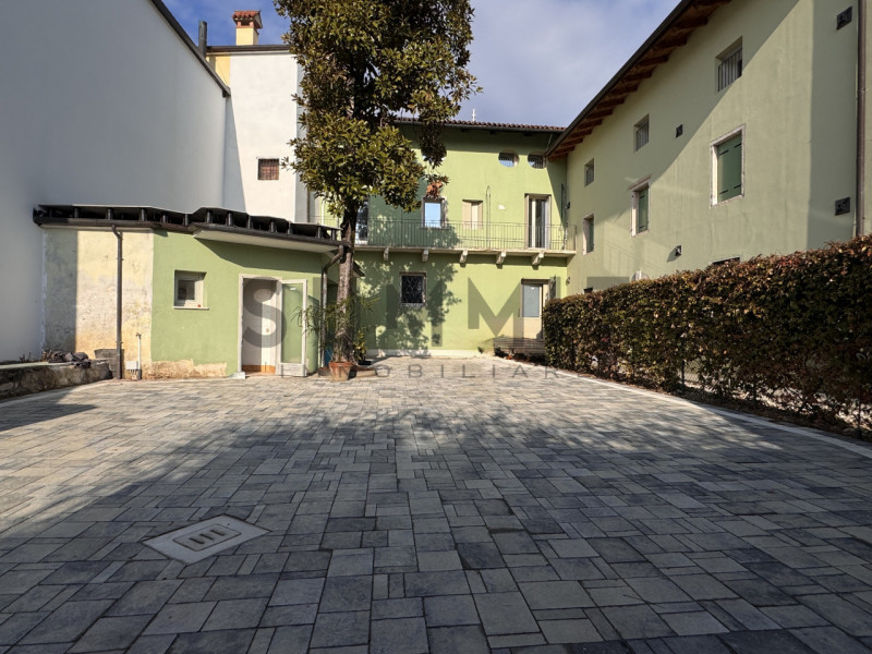 SCHIO - CENTRO: elegante ATTICO BICAMERE di ampie metrature disposto tutto su un piano in prestig...