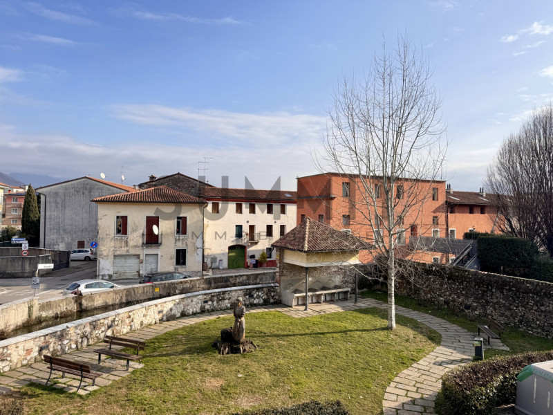 SCHIO - CENTRO: elegante ATTICO BICAMERE di ampie metrature disposto tutto su un piano in prestig...