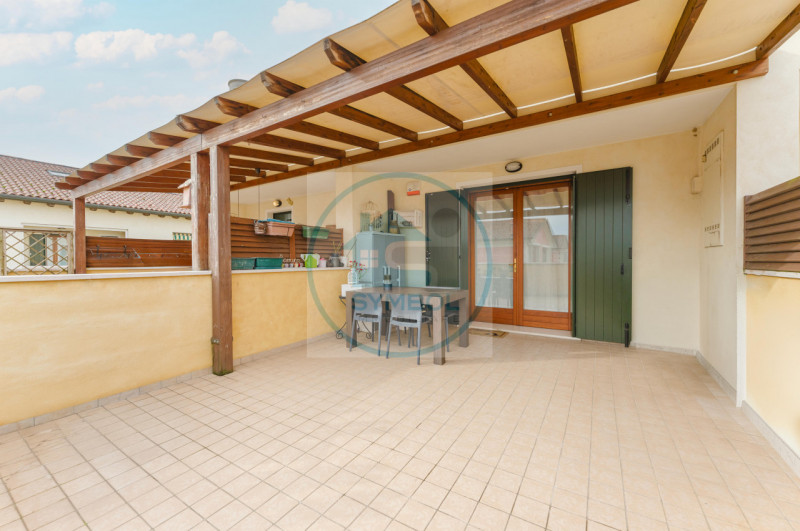 Nel cuore di Zero Branco, proponiamo in vendita un elegante appartamento duplex situato al primo ...