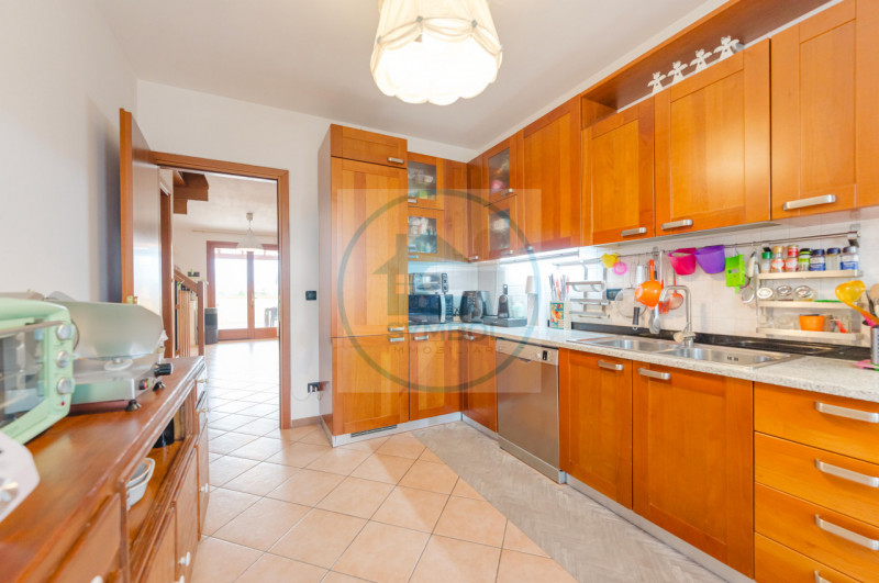 Nel cuore di Zero Branco, proponiamo in vendita un elegante appartamento duplex situato al primo ...