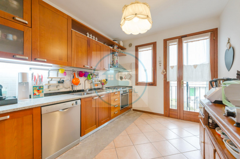 Nel cuore di Zero Branco, proponiamo in vendita un elegante appartamento duplex situato al primo ...