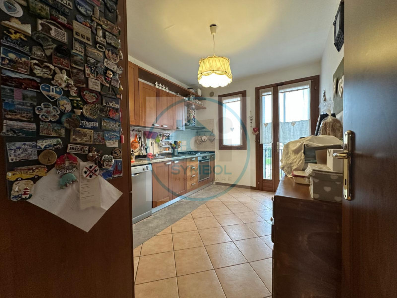 Nel cuore di Zero Branco, proponiamo in vendita un elegante appartamento duplex situato al primo ...