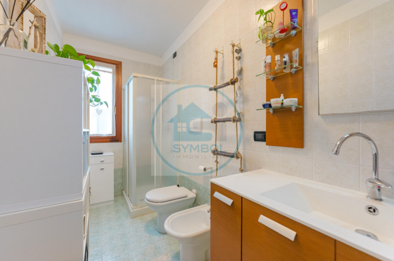 Nel cuore di Zero Branco, proponiamo in vendita un elegante appartamento duplex situato al primo ...