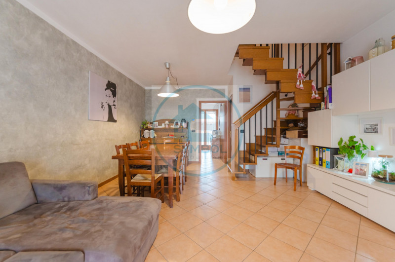 Nel cuore di Zero Branco, proponiamo in vendita un elegante appartamento duplex situato al primo ...