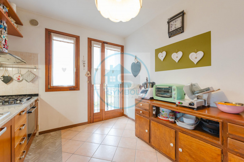 Nel cuore di Zero Branco, proponiamo in vendita un elegante appartamento duplex situato al primo ...