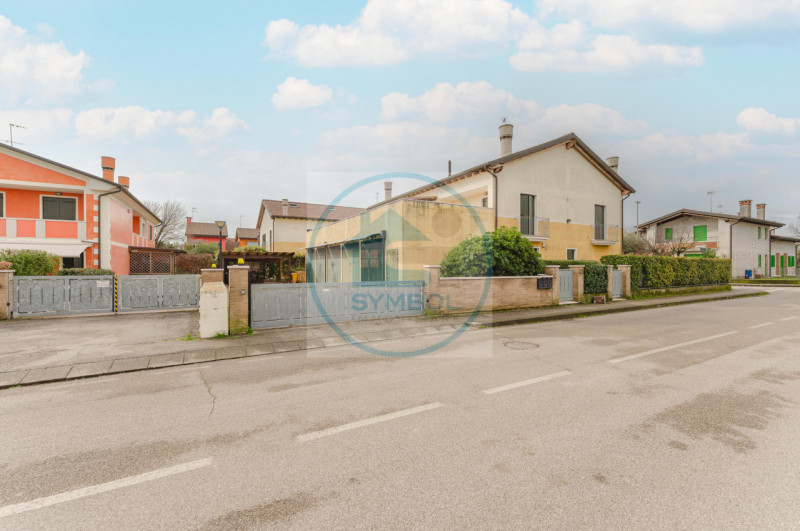 Nel cuore di Zero Branco, proponiamo in vendita un elegante appartamento duplex situato al primo ...