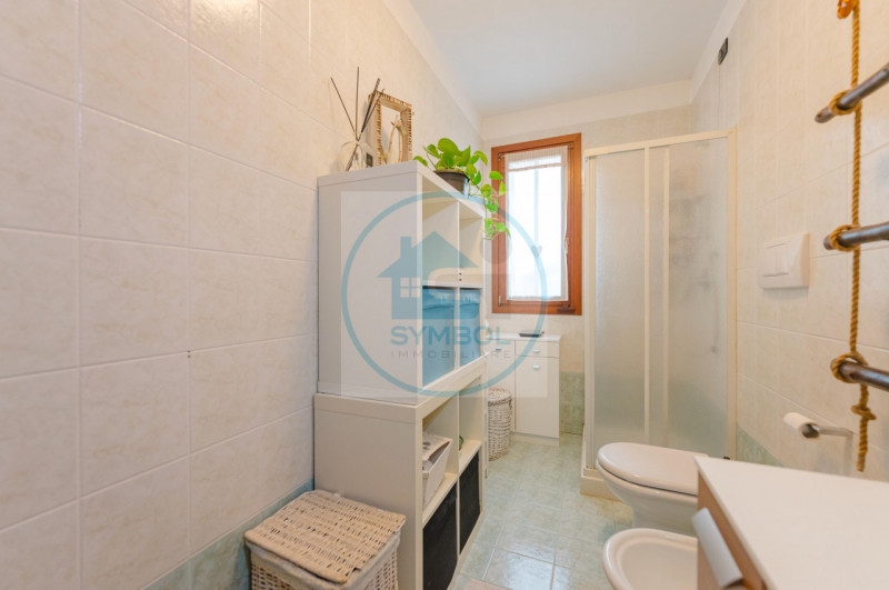 Nel cuore di Zero Branco, proponiamo in vendita un elegante appartamento duplex situato al primo ...