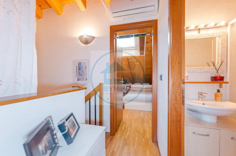 Nel cuore di Zero Branco, proponiamo in vendita un elegante appartamento duplex situato al primo ...