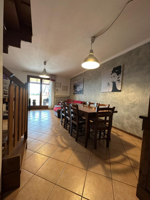 Nel cuore di Zero Branco, proponiamo in vendita un elegante appartamento duplex situato al primo ...