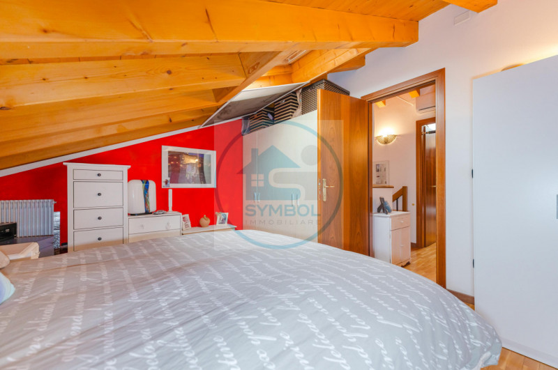 Nel cuore di Zero Branco, proponiamo in vendita un elegante appartamento duplex situato al primo ...