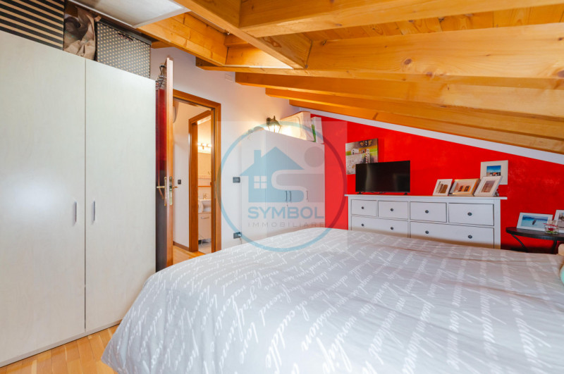 Nel cuore di Zero Branco, proponiamo in vendita un elegante appartamento duplex situato al primo ...