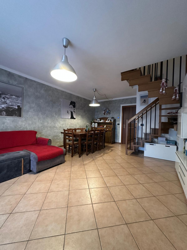 Nel cuore di Zero Branco, proponiamo in vendita un elegante appartamento duplex situato al primo ...