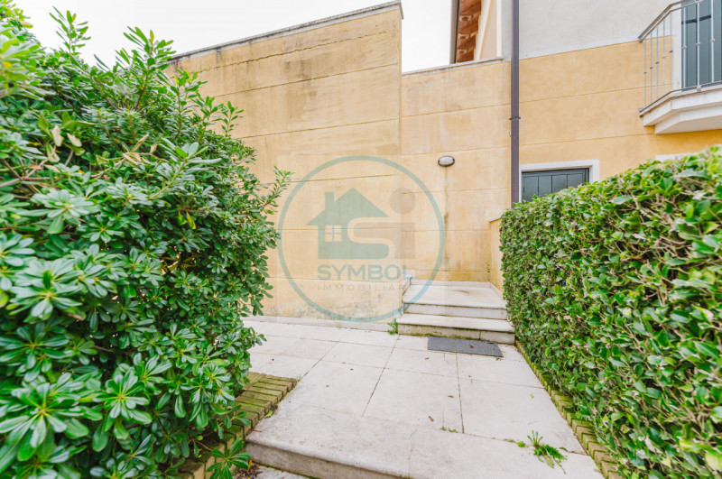 Nel cuore di Zero Branco, proponiamo in vendita un elegante appartamento duplex situato al primo ...