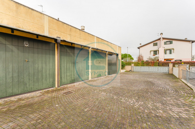 Nel cuore di Zero Branco, proponiamo in vendita un elegante appartamento duplex situato al primo ...