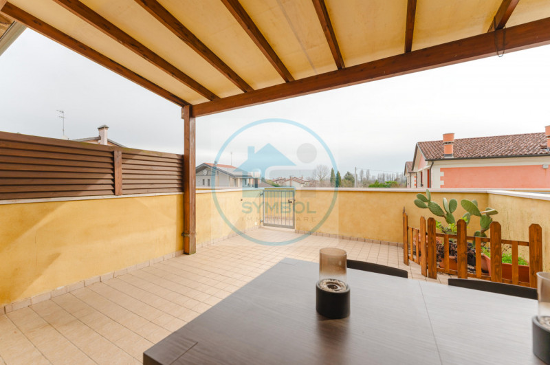 Nel cuore di Zero Branco, proponiamo in vendita un elegante appartamento duplex situato al primo ...