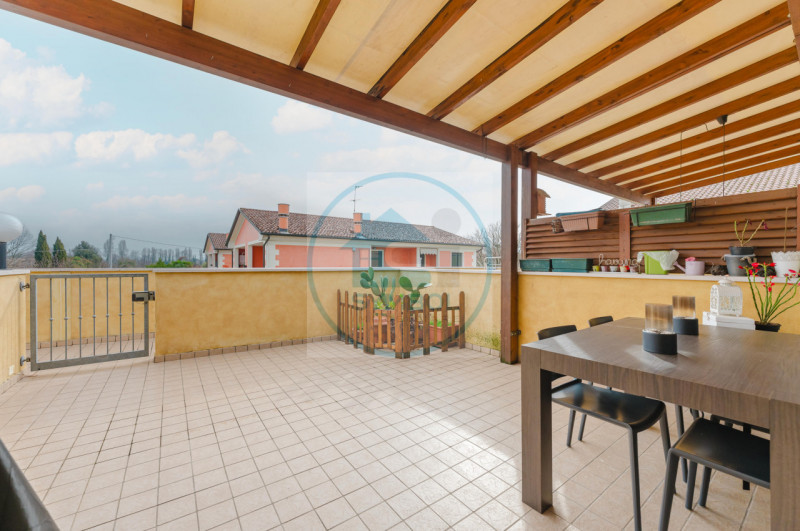 Nel cuore di Zero Branco, proponiamo in vendita un elegante appartamento duplex situato al primo ...