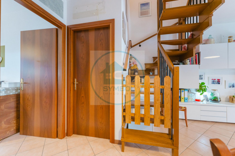 Nel cuore di Zero Branco, proponiamo in vendita un elegante appartamento duplex situato al primo ...