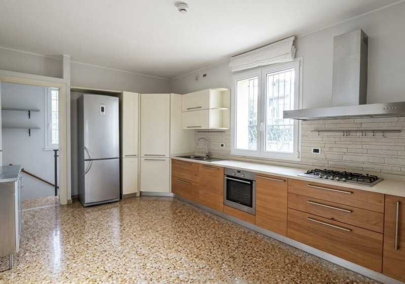 (Per INFO Monica 3482688677) Nel cuore del quartiere Arcella a Padova, in zona servitissima da tr...