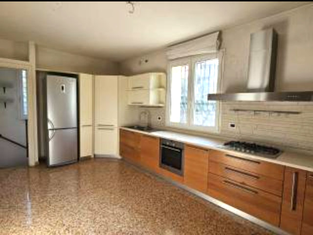 (Per INFO Monica 3482688677) Nel cuore del quartiere Arcella a Padova, in zona servitissima da tr...