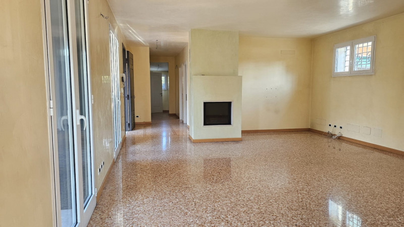 (Per INFO Monica 3482688677) Nel cuore del quartiere Arcella a Padova, in zona servitissima da tr...