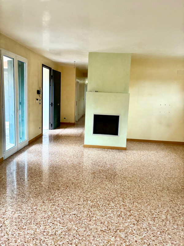 (Per INFO Monica 3482688677) Nel cuore del quartiere Arcella a Padova, in zona servitissima da tr...