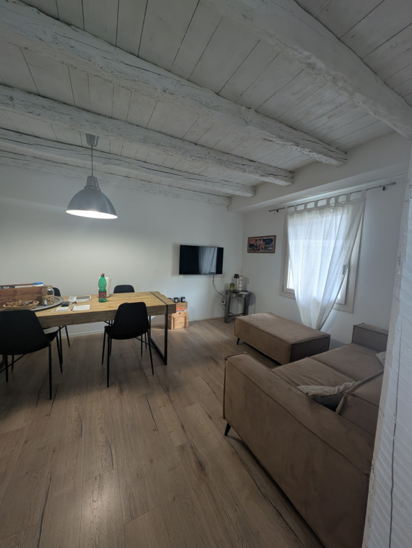 Proponiamo in vendita immobile di 160 mq completamente ristrutturato, con importanti interventi d...