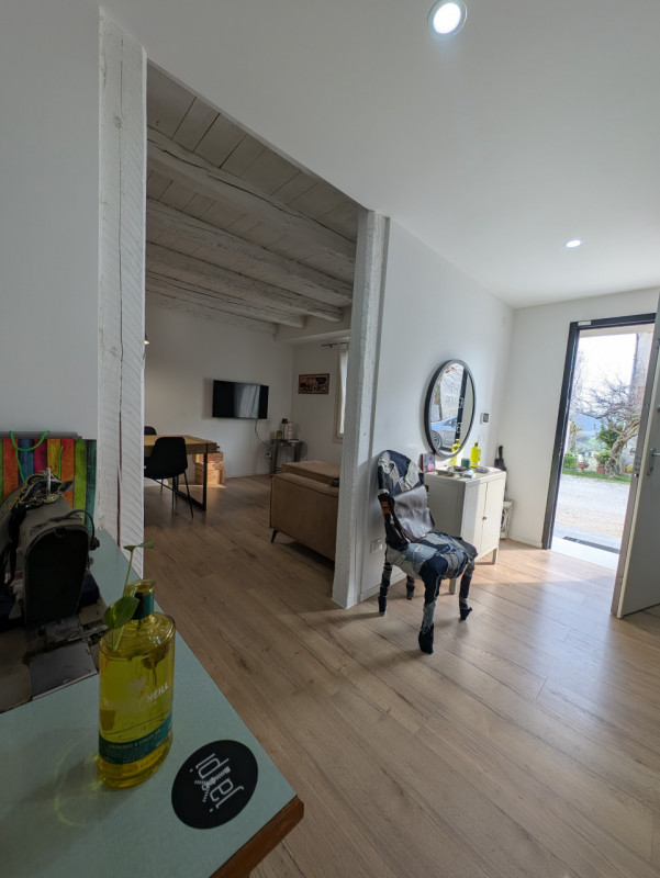 Proponiamo in vendita immobile di 160 mq completamente ristrutturato, con importanti interventi d...