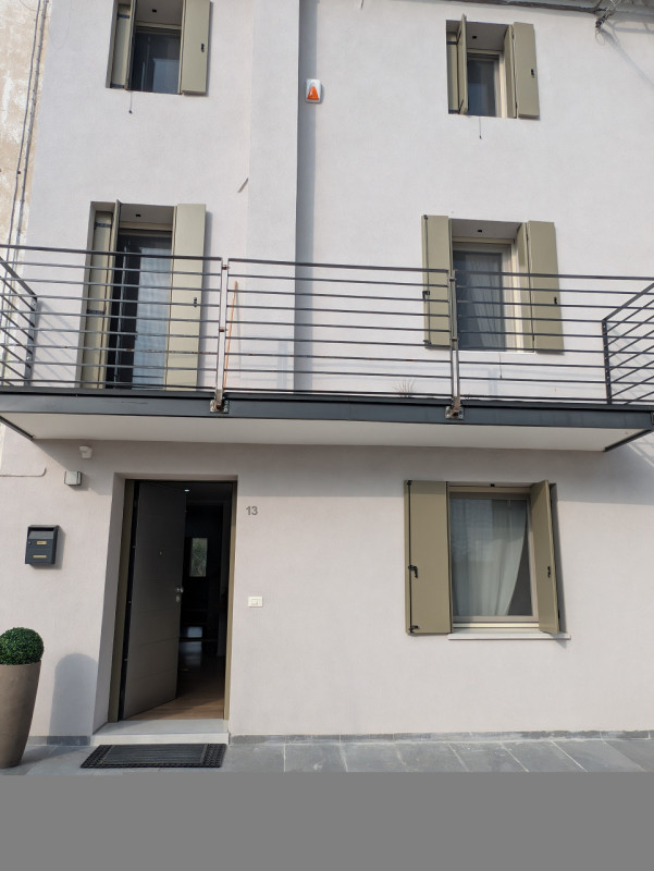 Proponiamo in vendita immobile di 160 mq completamente ristrutturato, con importanti interventi d...