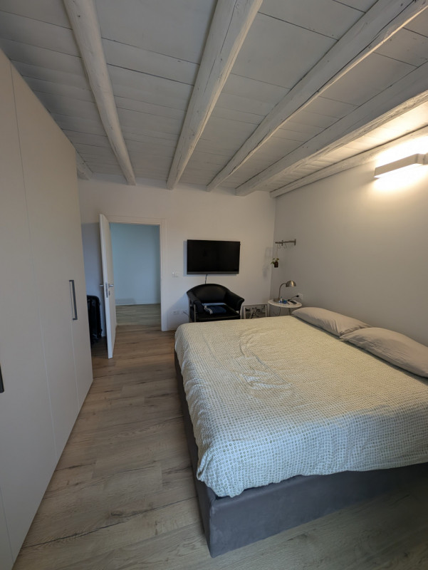 Proponiamo in vendita immobile di 160 mq completamente ristrutturato, con importanti interventi d...