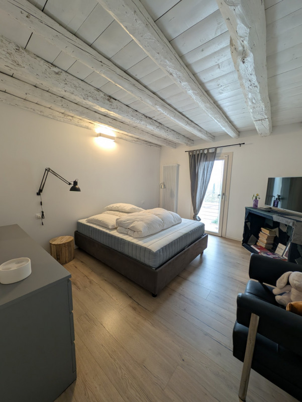 Proponiamo in vendita immobile di 160 mq completamente ristrutturato, con importanti interventi d...