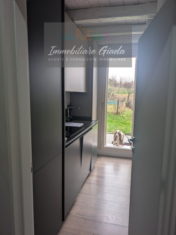 Proponiamo in vendita immobile di 160 mq completamente ristrutturato, con importanti interventi d...