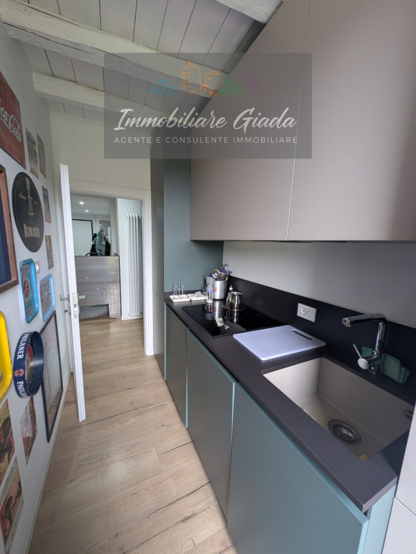 Proponiamo in vendita immobile di 160 mq completamente ristrutturato, con importanti interventi d...