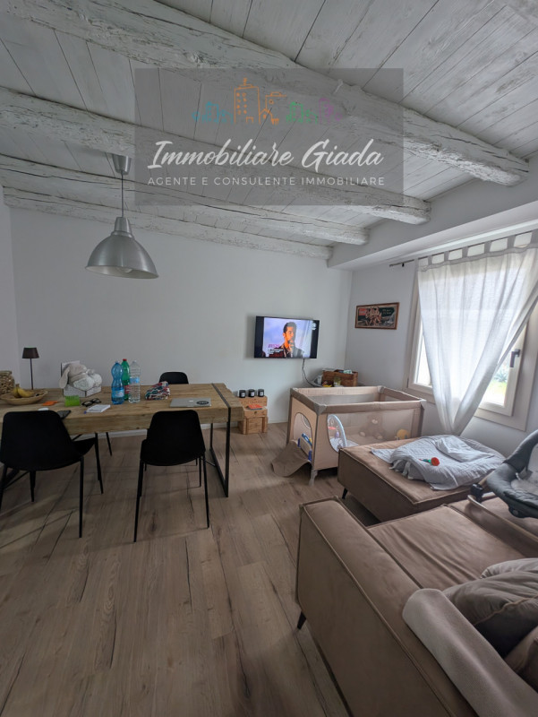 Proponiamo in vendita immobile di 160 mq completamente ristrutturato, con importanti interventi d...