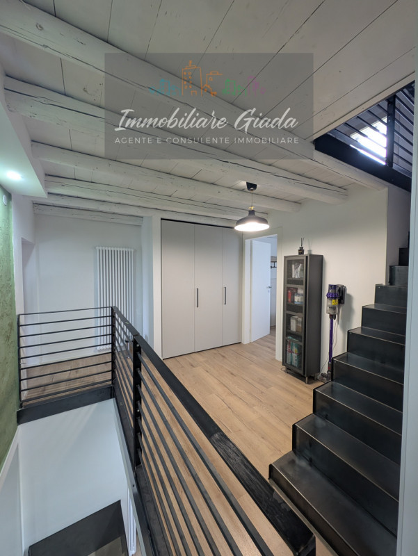 Proponiamo in vendita immobile di 160 mq completamente ristrutturato, con importanti interventi d...