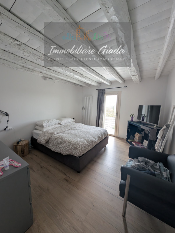 Proponiamo in vendita immobile di 160 mq completamente ristrutturato, con importanti interventi d...