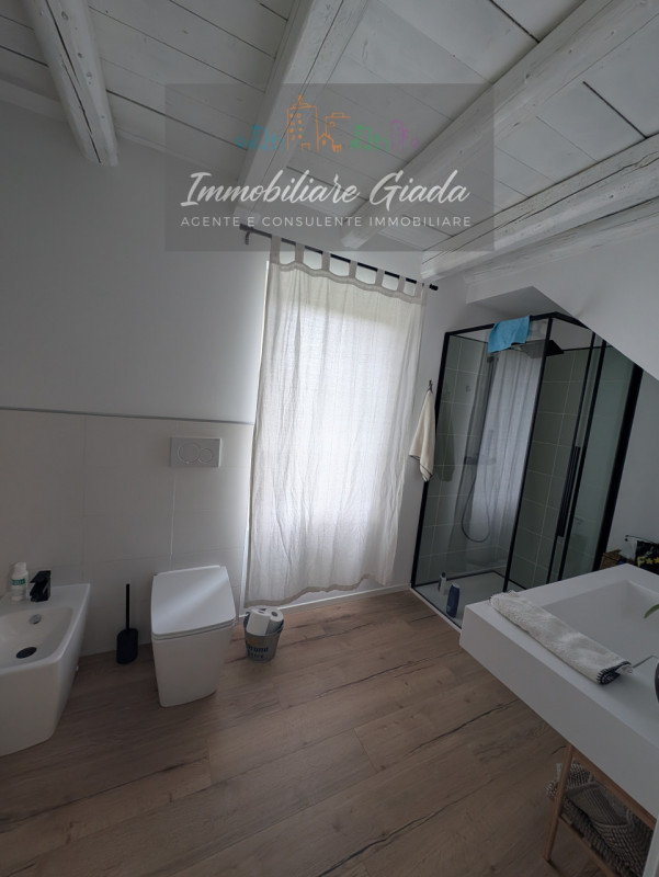 Proponiamo in vendita immobile di 160 mq completamente ristrutturato, con importanti interventi d...