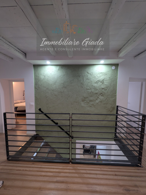 Proponiamo in vendita immobile di 160 mq completamente ristrutturato, con importanti interventi d...