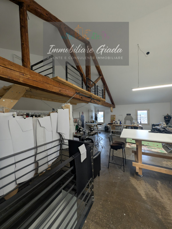 Proponiamo in vendita immobile di 160 mq completamente ristrutturato, con importanti interventi d...