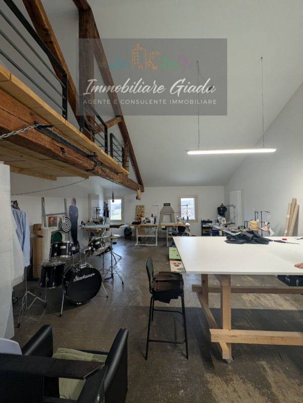 Proponiamo in vendita immobile di 160 mq completamente ristrutturato, con importanti interventi d...